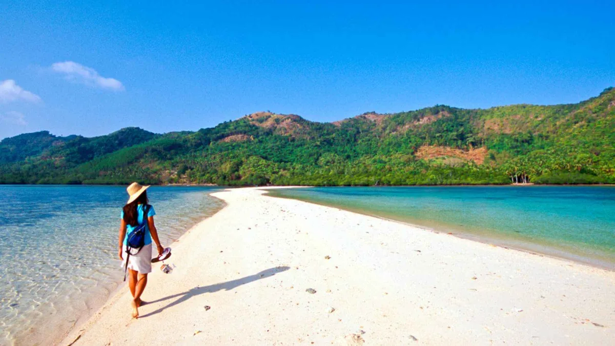Snake Island sandbar curving between two islands on an El Nido island hopping tour B, Bacuit Bay, Palawan
